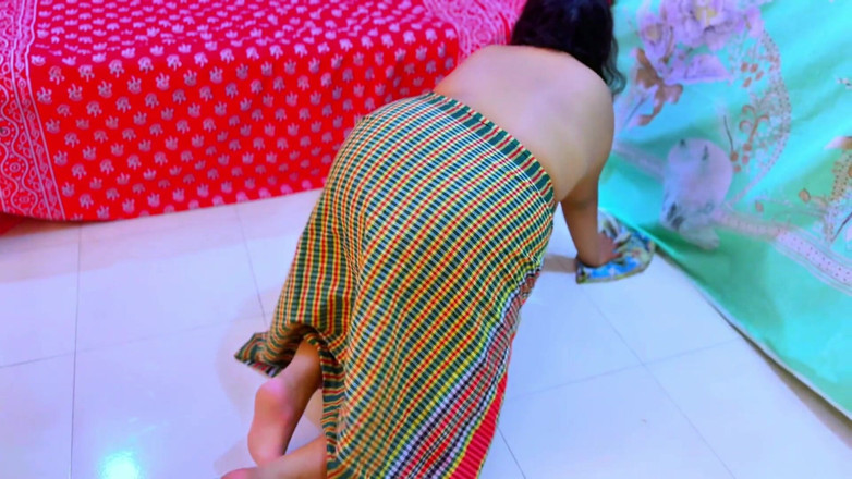 Aria Mia: Ibu tiri panas bogel yang cantik tersangkut di bawah katil &amp;...