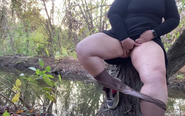 SoloRussianMom: Mamă sexy într-o rochie scurtă și ciorapi se masturbează pe malul râului