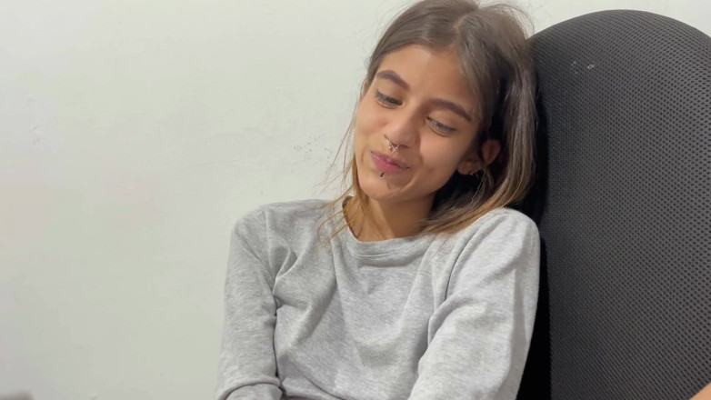 deybersex12: Comment délicieux le vagin vierge de ma demi-sœur est touché