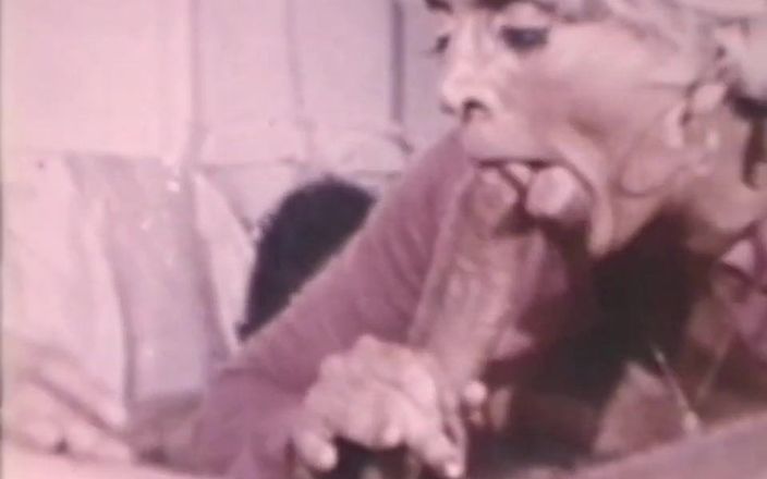 Vintage megastore: Cewek dewasa pirang ultra suka kontol muda