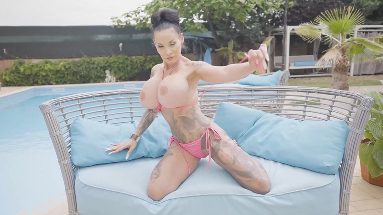 Big Boobs Babe: Moje macecha s monstrózními rohy mě rozpaluje
