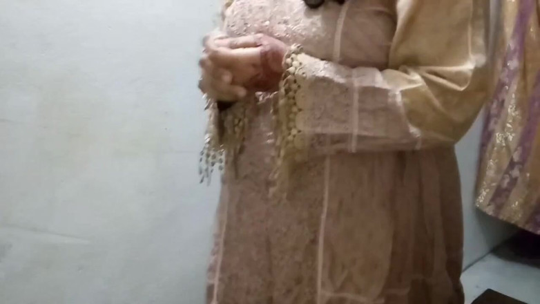 QueenbeautyQB: Mama vitregă s-a speriat în camera ei, așa că mama vitregă...