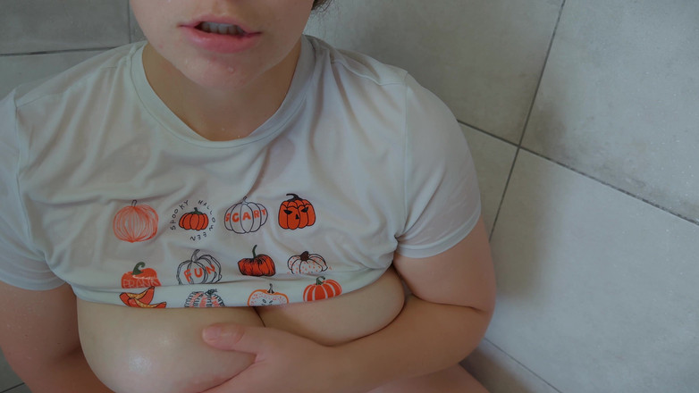 Mrs Wetslavs: Paffuta MILF Con I Vestiti Nella Doccia. Masturbazione in Acqua.