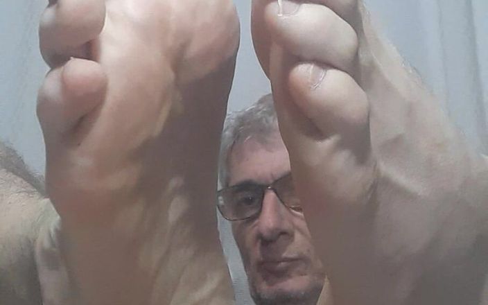 Big uncut hard cock: Крупним планом мої ноги