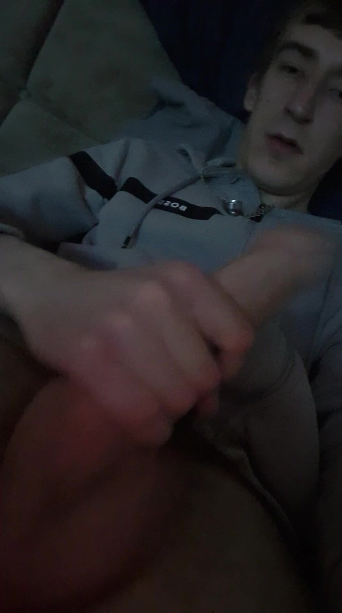 Adamross: 苗条的家伙手淫和精射硬