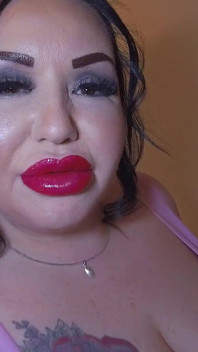 ピンクラテックス - BBWが彼女のおもちゃをディープスロート!