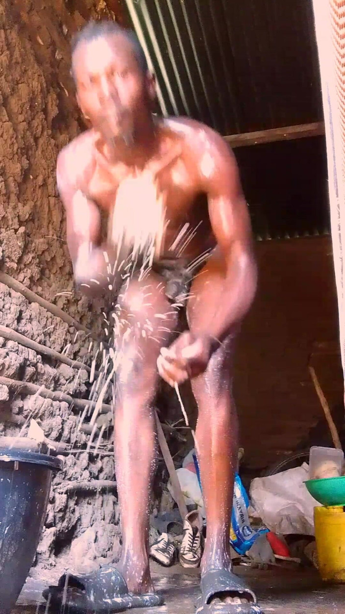 HWillovahh: Bagno ragazzo gay nella casa di fango dopo una giornata è...