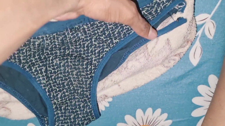 Nickey: 細身のシシーボーイが継母のパンティを使ってオナニーし、パンティに精液をする