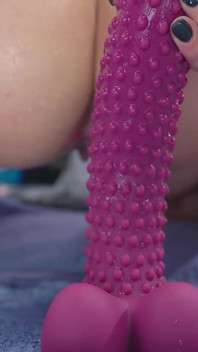 Menunggang Dildo Besar