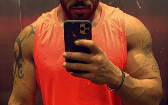 Mohddiab: Cơ thể gợi cảm và vui vẻ