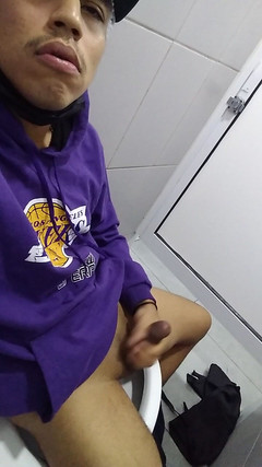 AlexAlejandro13: 공중 화장실에서 몇 가지 당김