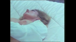 Sexig MILF med hårig fitta röv knullad och spermasprut i munnen av två stora vintage kukar