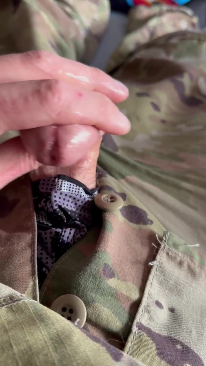 Gay Soldier Stuff: Armata Solider Scurgeri masive cantități de spermă în timp ce se...