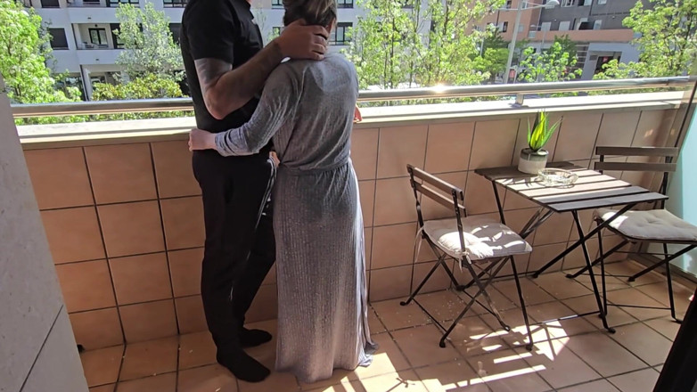 LaraRussian Doll: Prsatá dívka saje ptáka své kamarádky na hotelovém balkóně !! Riskantní...