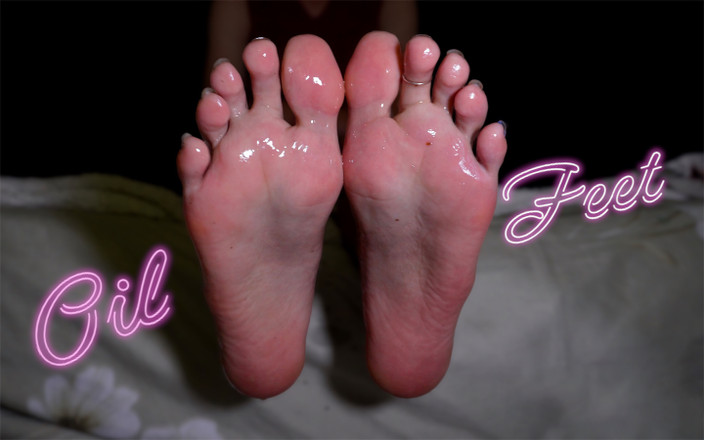 Cumshot feet: Perverzní trans miluje velmi naolejované nohy