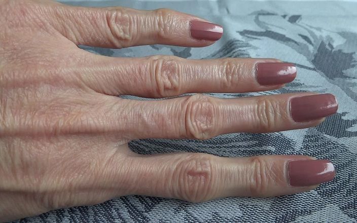 Lady Victoria Valente: Классические ногти нормальной длины - крупным планом