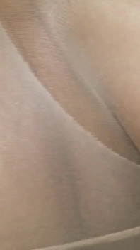 穿着连裤袜的Dc3年轻女孩在床上和她的丈夫玩耍