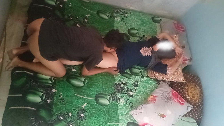 Famly sex: 그녀가 잘 쉬게 될 때까지 핥기