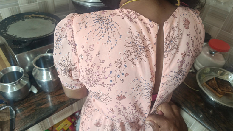 Laxi ammu: Sexy romantika v kuchyni hospodyňky