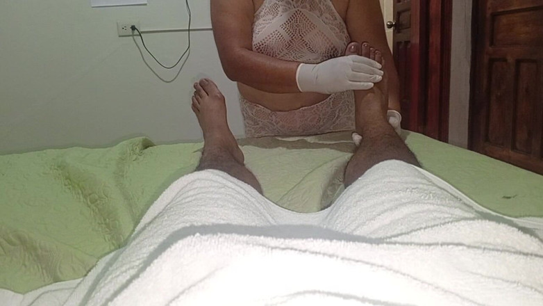 Milfta boohot: Tukang pijat dewasa terangsang ketika dia melihat penisku dan menyentakku