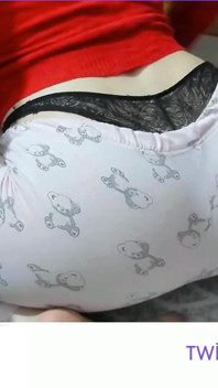 Stringi - Duży tyłek - tureckie porno - turecka milf - piesek podczas sprzątania w piżamie -