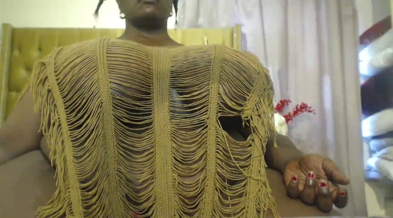 Legendary Booty Overdose: Eboni Gergasi mengusik buah dada