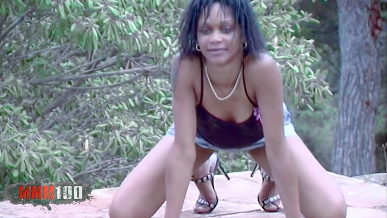 MMM100: Shania Shania se desnuda cerca de una piscina abandonada