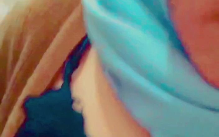 Miss Hun: Nadržená teenagerka v hidžábu ukazuje svá prsa příteli