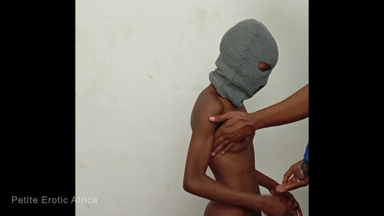Petite Erotic Africa: B セクシーな黒檀ティーンスタンディング正常位
