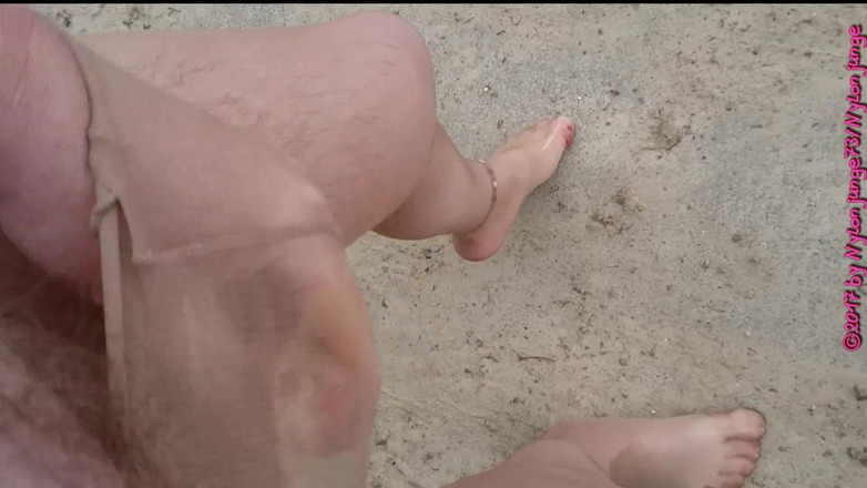 Carmen_Nylonjunge: Corrida al aire libre en strumpfhose