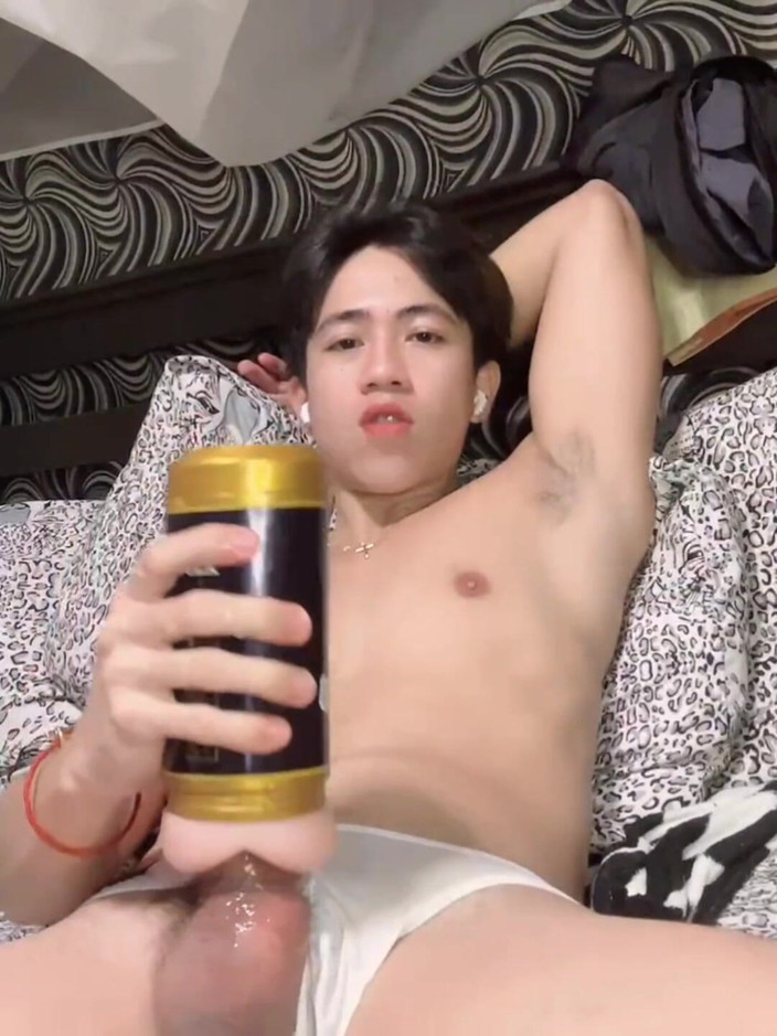 pinoyfantasy69: Pinoy dengan kontol besar mencoba dildo