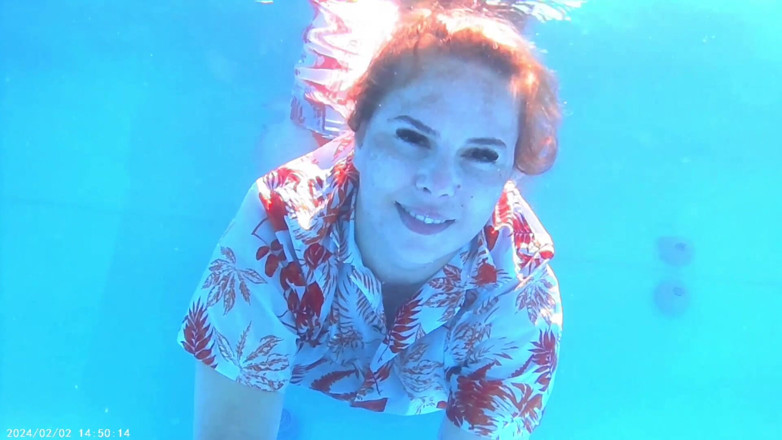 Emeli: Largo aliento sosteniendo bajo el agua