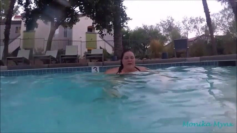 BBW Pleasures: Cewek super semok lagi berenang (pemandangan bawah air)