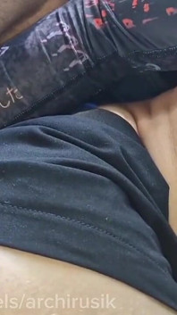 Eine Chefin Bei Passant Fickte Einen Transsexuellen Sissy Femboy, Während Sie Auto Fuhr Und Sperma Auf Ihre Strümpfe Spritzte.