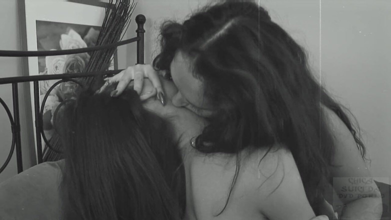 Chica Suicida DVD: Penelope et Nidia, brunes lesbiennes sexy, en lingerie noire