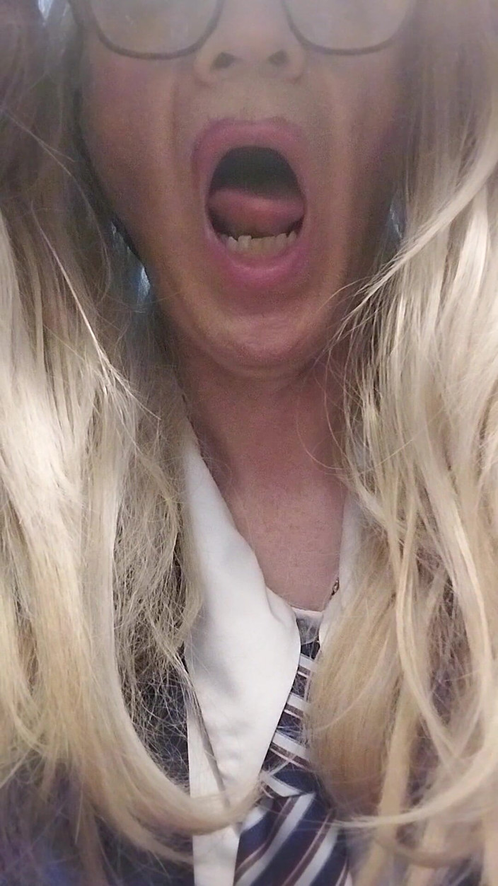 Cindy Belfast: Cindy adore son uniforme