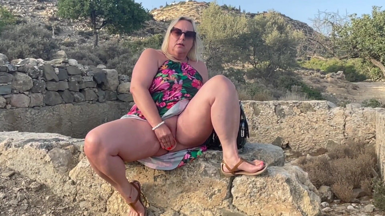 Lena Cox: Venkovní stříkající masturbace nadržené manželky - nympho manželka skutečné orgasmy