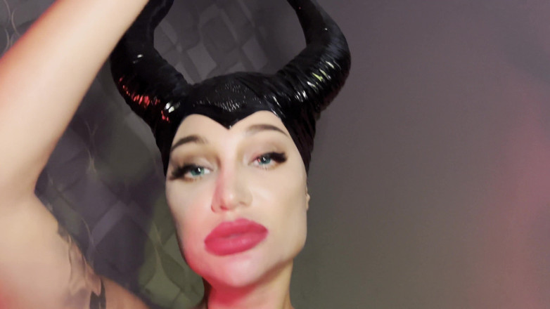 Monika Fox: Maleficent monika fox si è scopata duramente il culo con un...