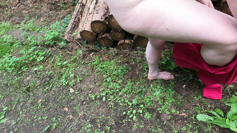 Bouncy Tits Action: Buceta, bunda e peitos fodendo no caminho da floresta