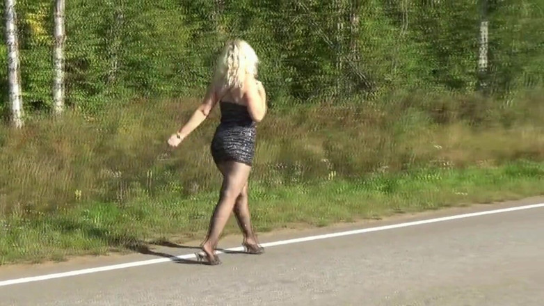 Nylon-Heels: Femeie drăguță într-o rochie scurtă