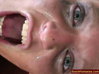 Dutch Fantasies: Une maman blonde se fait baiser dans la bouche par...