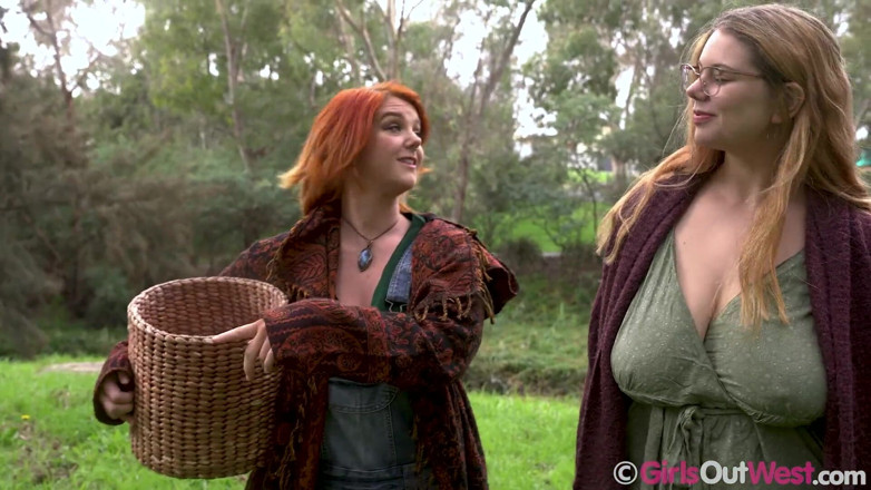 Girls Out West: Lesbianas con enormes tetas recogen setas y follan