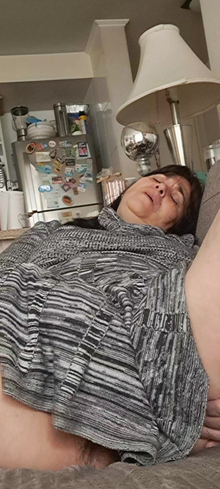 Mommy big hairy pussy: Mirando debajo del vestido, el coño peludo está mojado