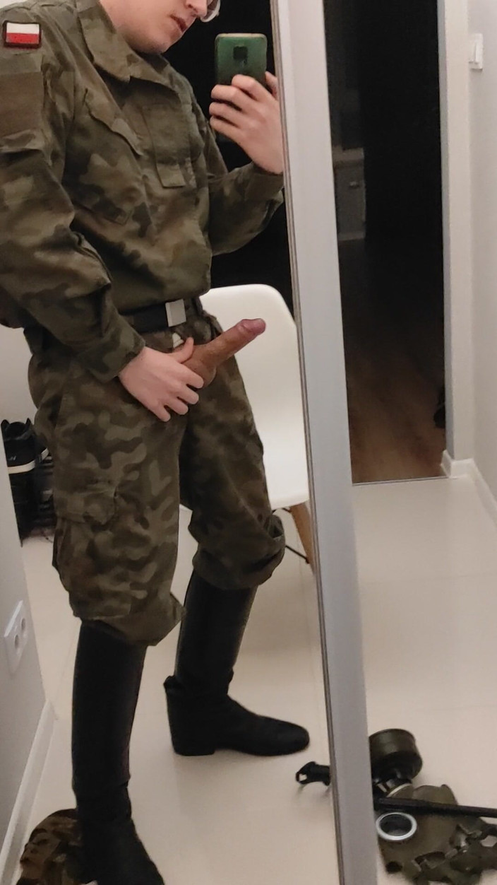 Gayfucker25: सैन्य अधिकारियों के जूते में एक सैनिक झटके मारता है