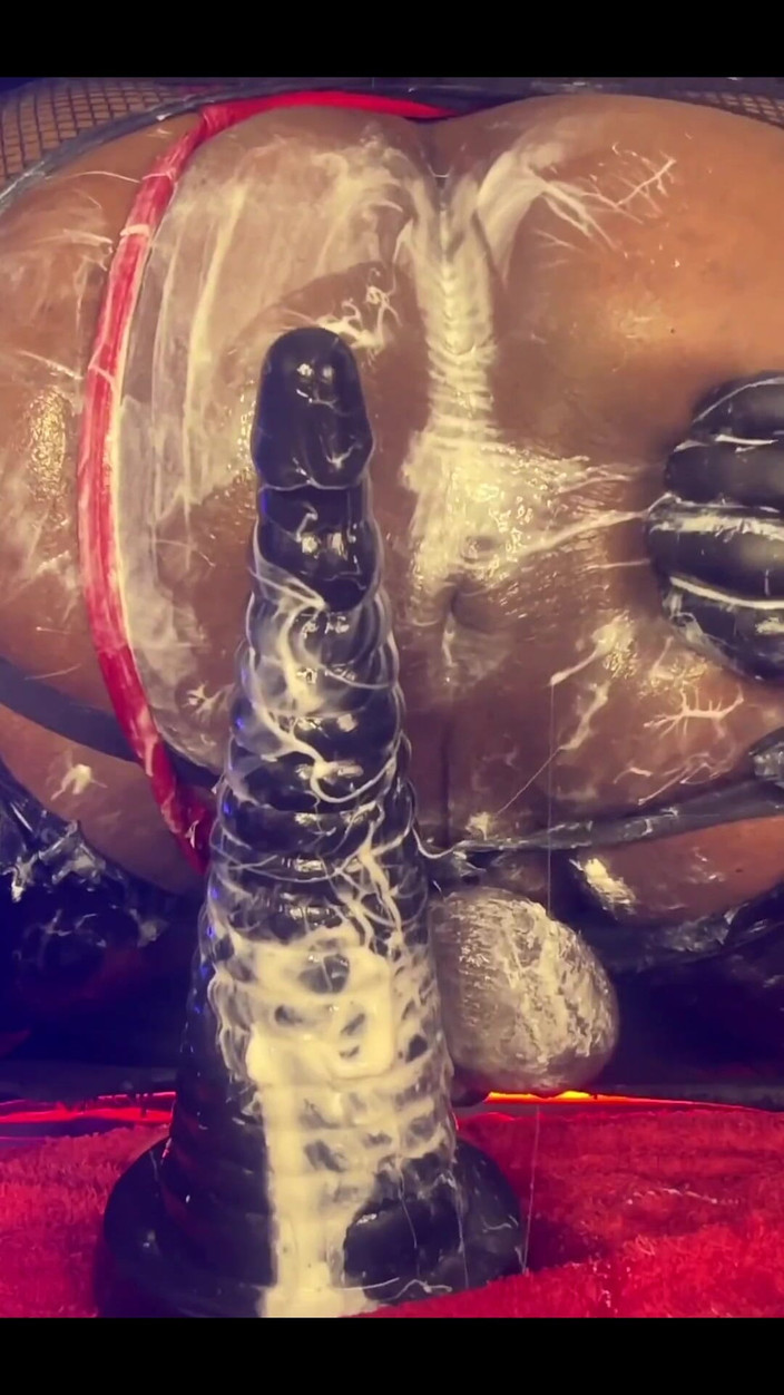 DipsoDeep: Ragazzo effeminato con dildo in basso riempie di crema il...