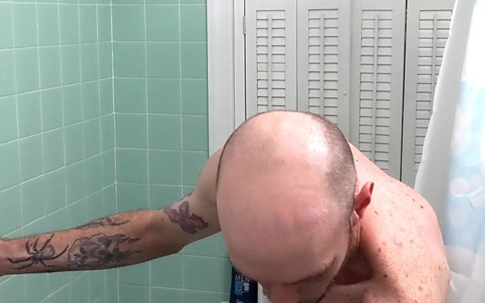 Codi Bonez: Codi Bonez se masturba en la ducha