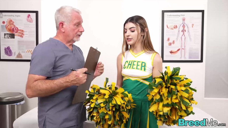 BreedMe: L'potente carico di jay crew fa esborrare la cheerleader julia