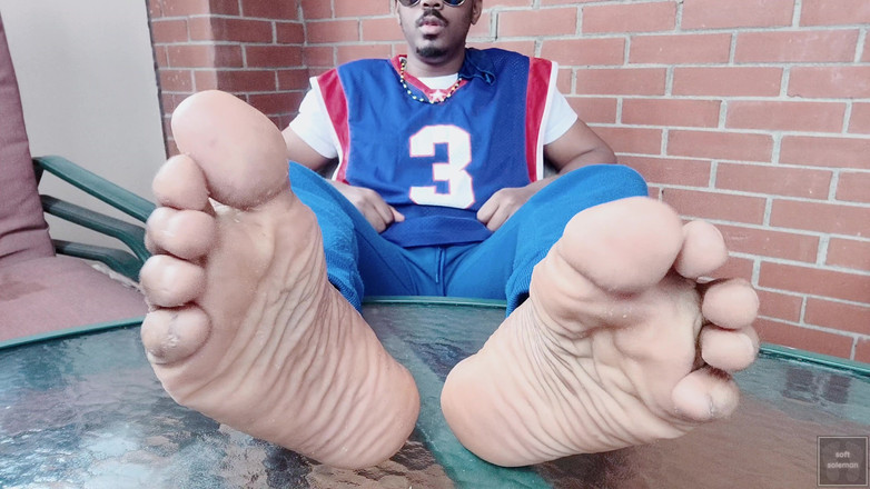 Soft Soleman: Toco y muestro mis pies masculinos en el solarium (2025)