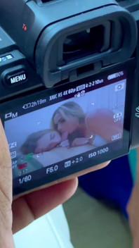 Comment un mec peut-il gérer la baise de deux blondes tout en ayant l’énergie pour le faire dans les coulisses ? - Evy Kethlyn