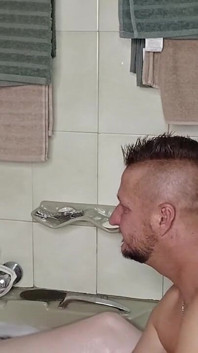 Moi et ma demi-sœur dans le bain